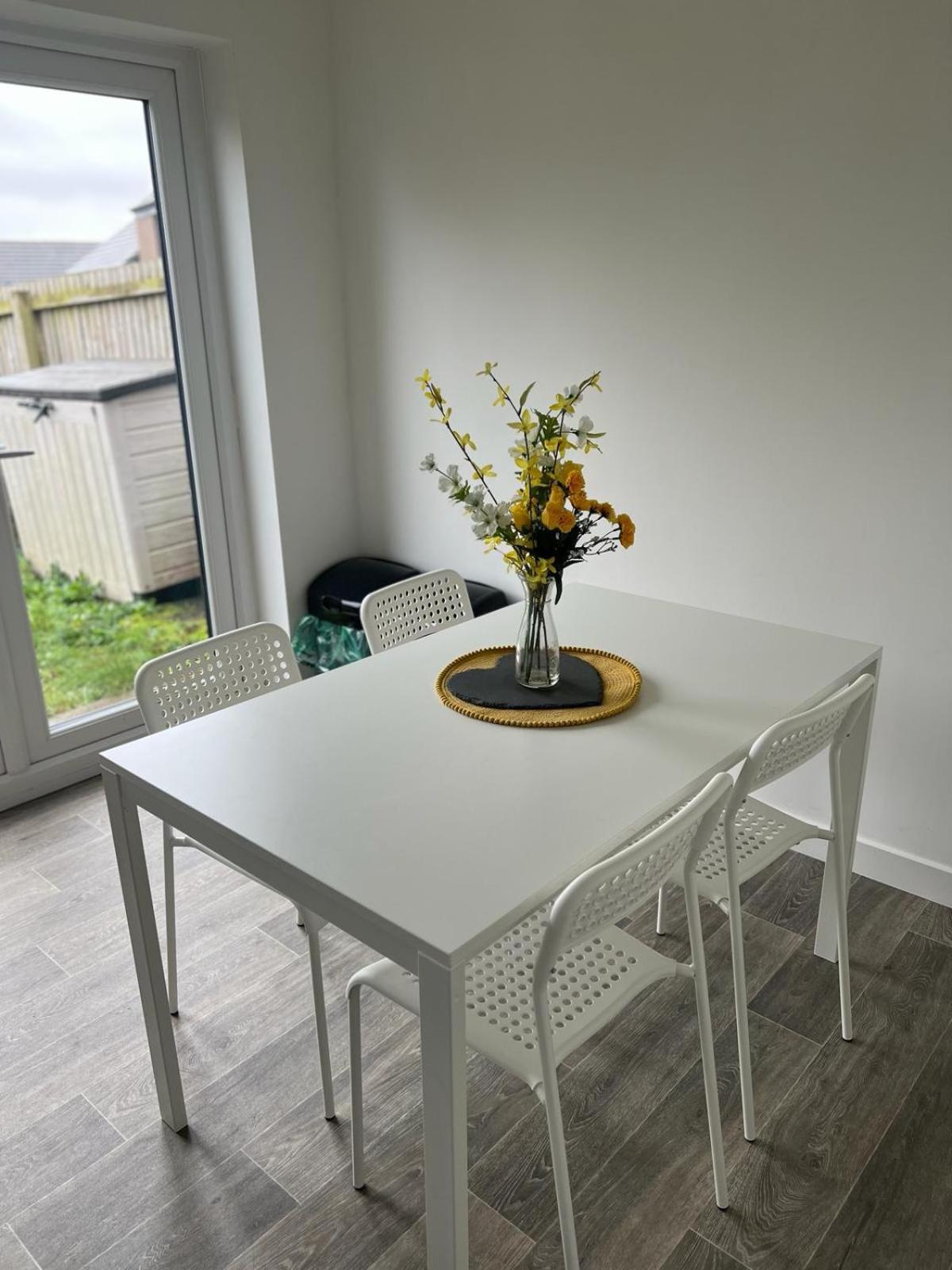Village House St Mellons - Close To A48 And M4 Cardiff Buitenkant foto